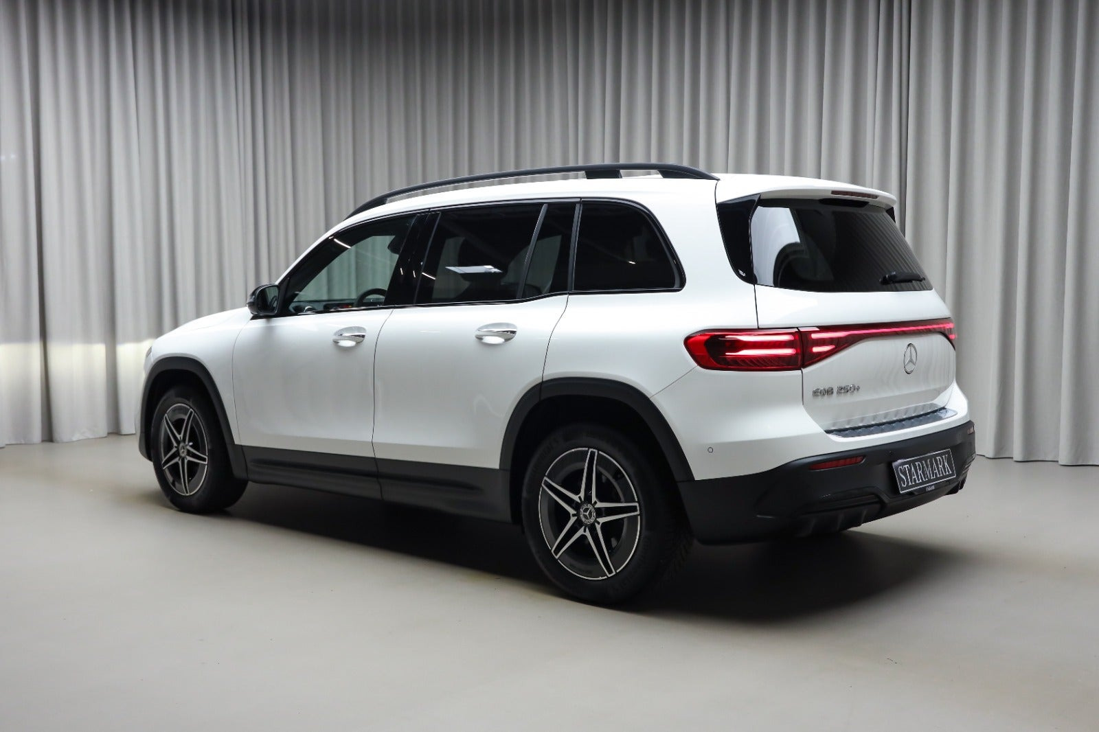 Hvid Mercedes EQB250+ fra 2026