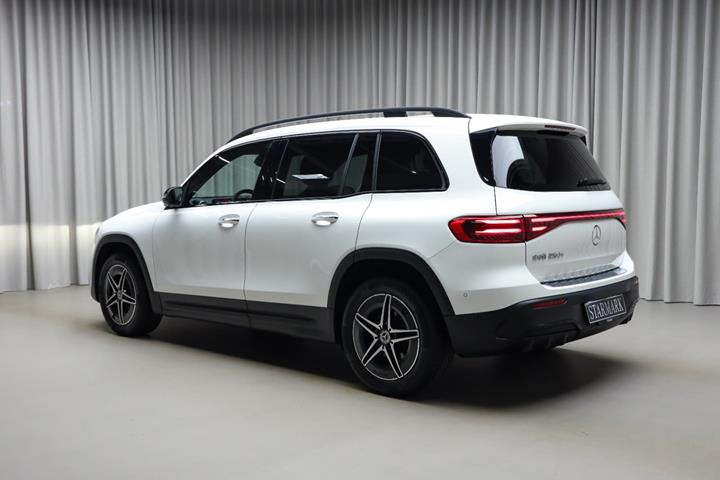 Hvid Mercedes EQB250+ fra 2026