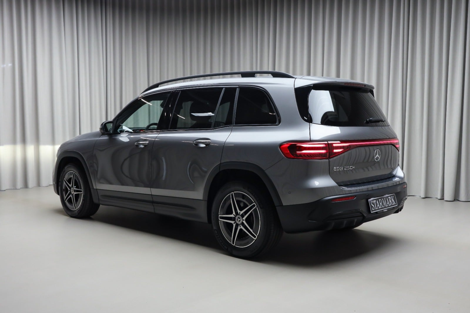 Grå Mercedes EQB250+ fra 2026