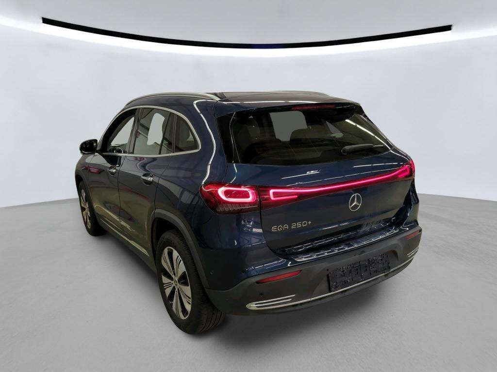 Blå Mercedes EQA250+ fra 2023