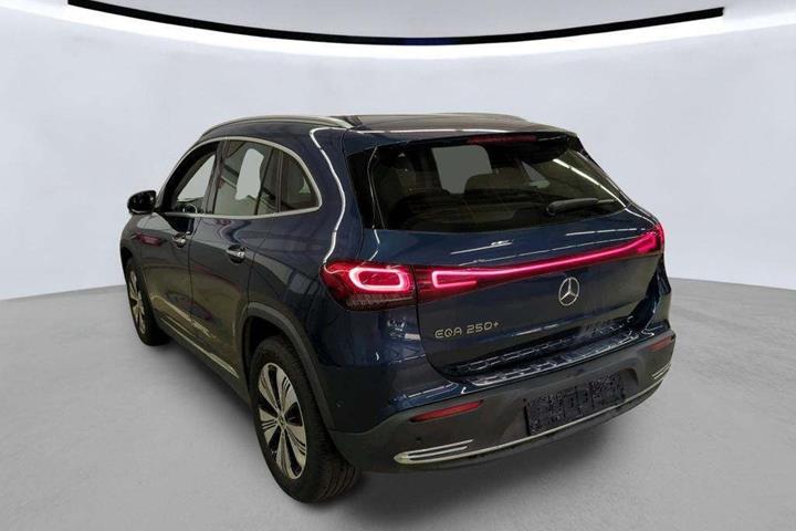 Blå Mercedes EQA250+ fra 2023