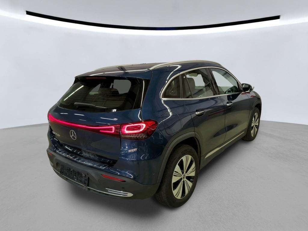 Blå Mercedes EQA250+ fra 2023