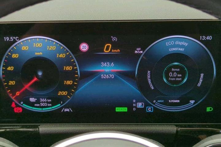 Blå Mercedes EQA250+ fra 2023