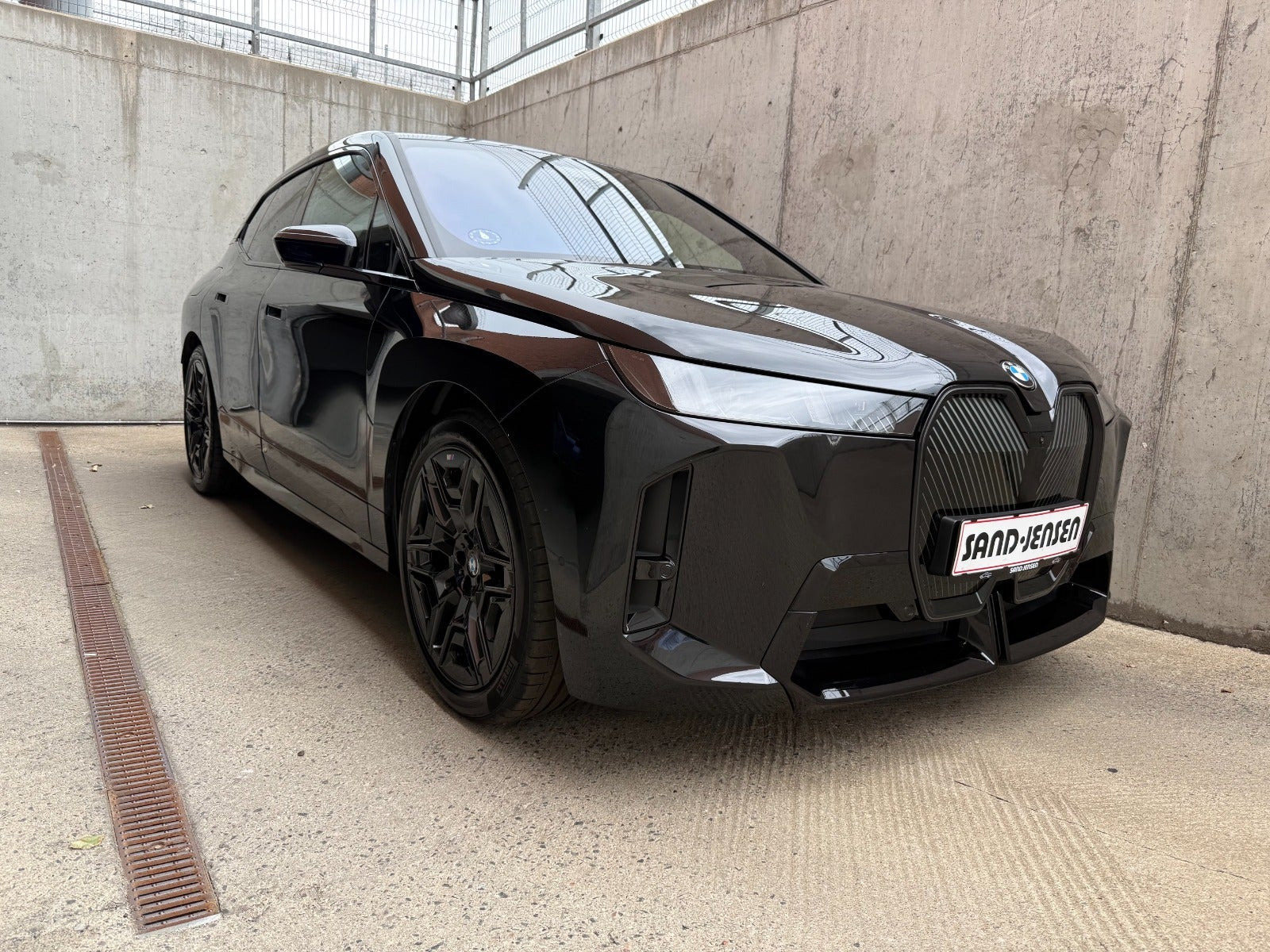 Sort BMW iX fra 2025