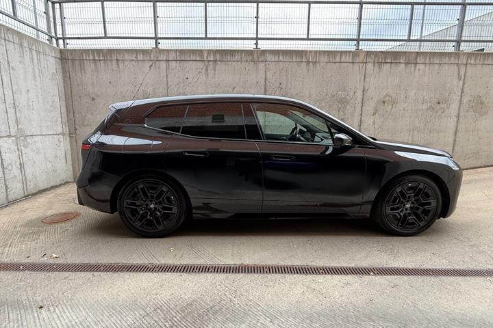 Sort BMW iX fra 2025