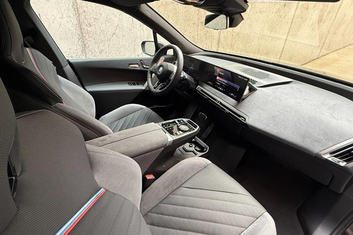 Sort BMW iX fra 2025