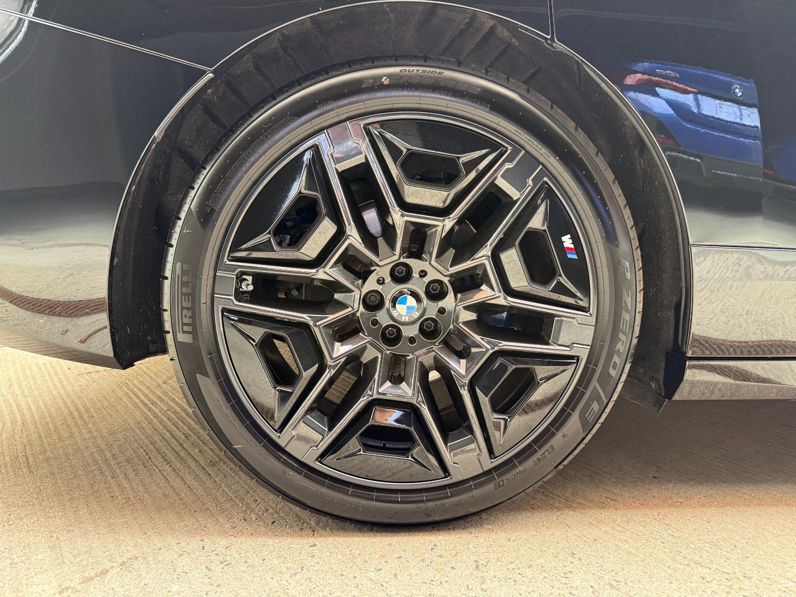 Sort BMW iX fra 2025