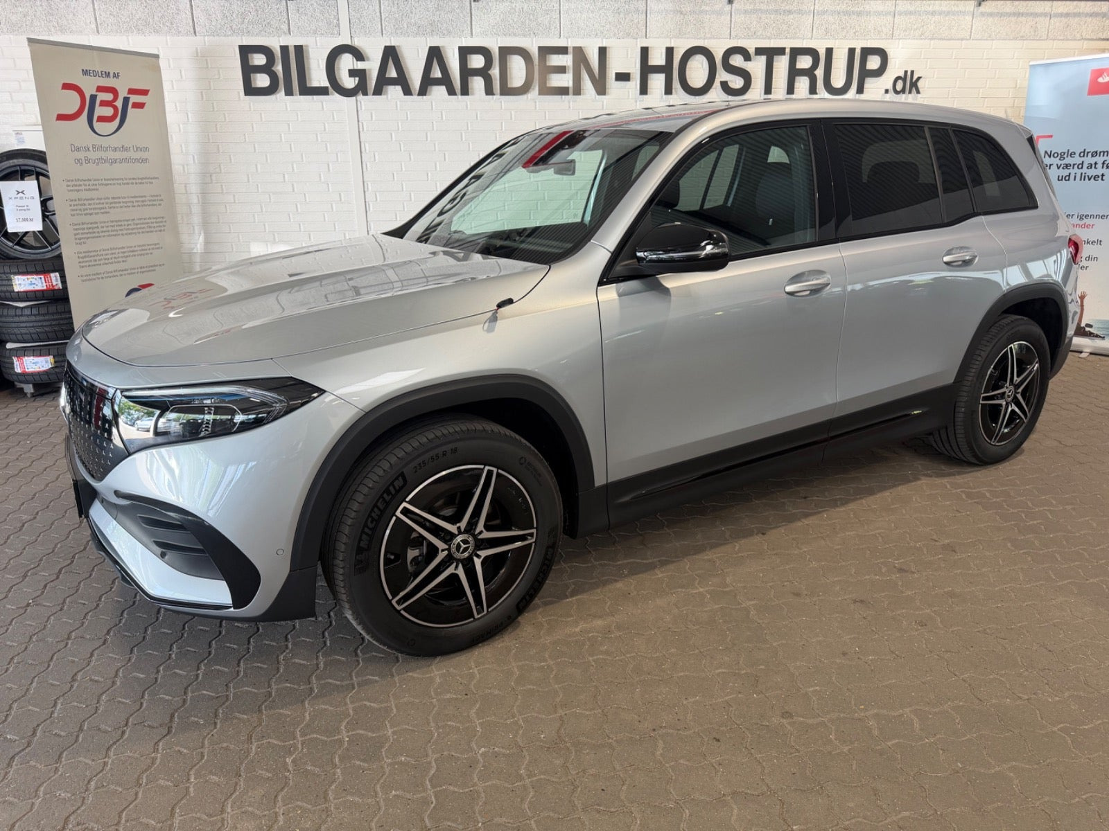 Sølv Mercedes EQB250+ fra 2024