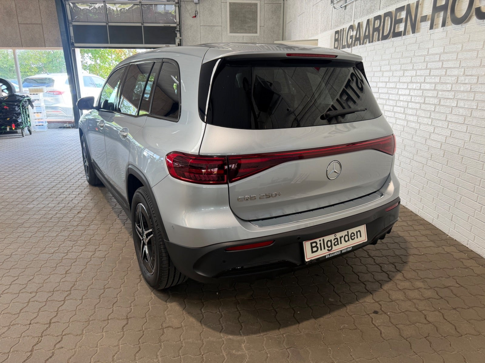 Sølv Mercedes EQB250+ fra 2024