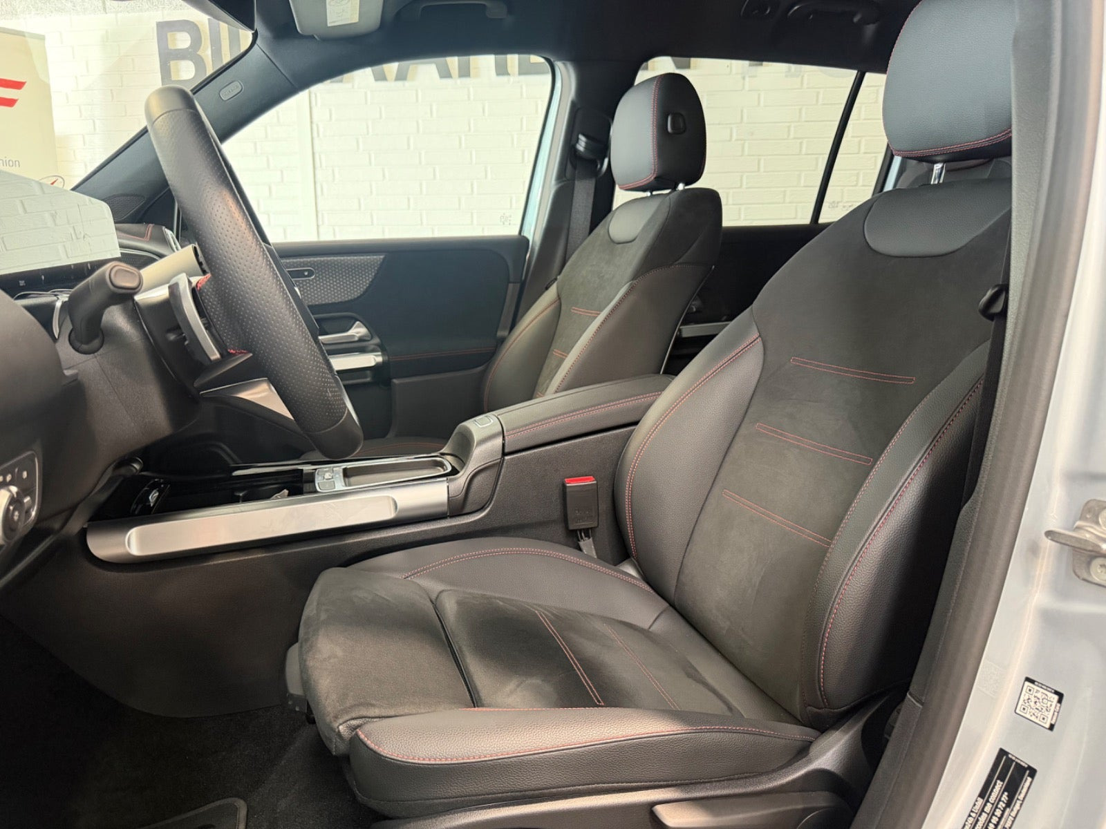 Sølv Mercedes EQB250+ fra 2024