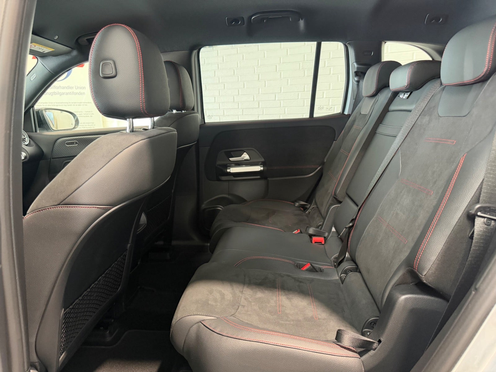 Sølv Mercedes EQB250+ fra 2024
