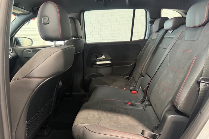 Sølv Mercedes EQB250+ fra 2024