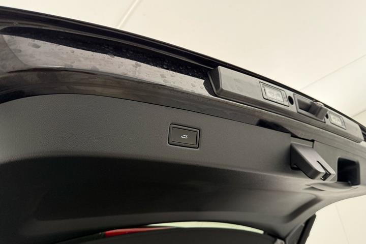 Sort Ford Explorer fra 2025