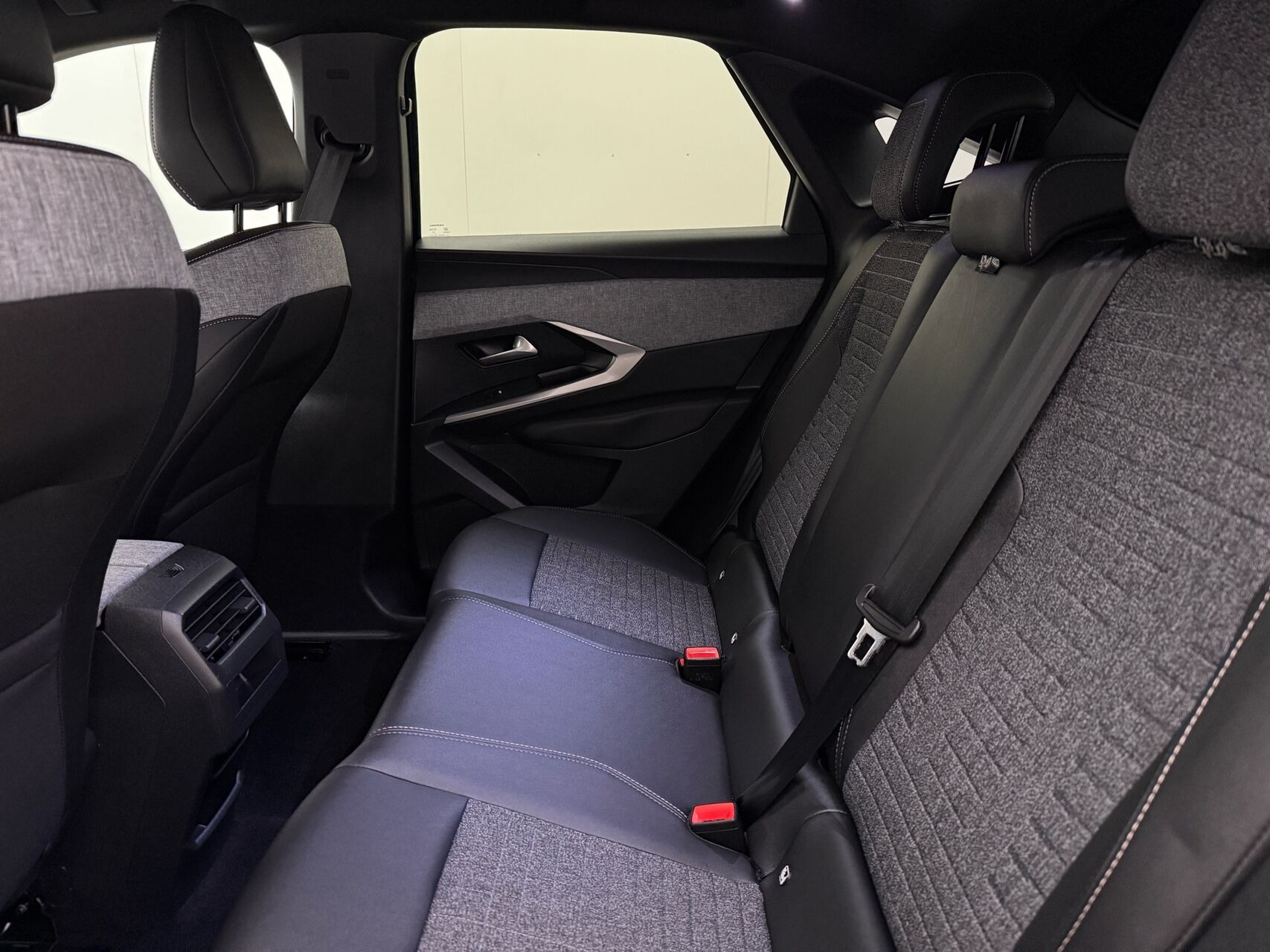 Blå Peugeot e-3008 fra 2025