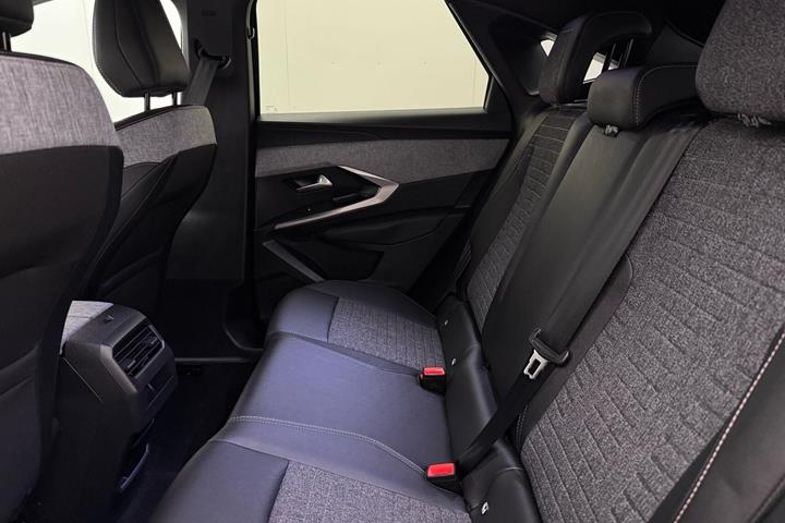 Blå Peugeot e-3008 fra 2025