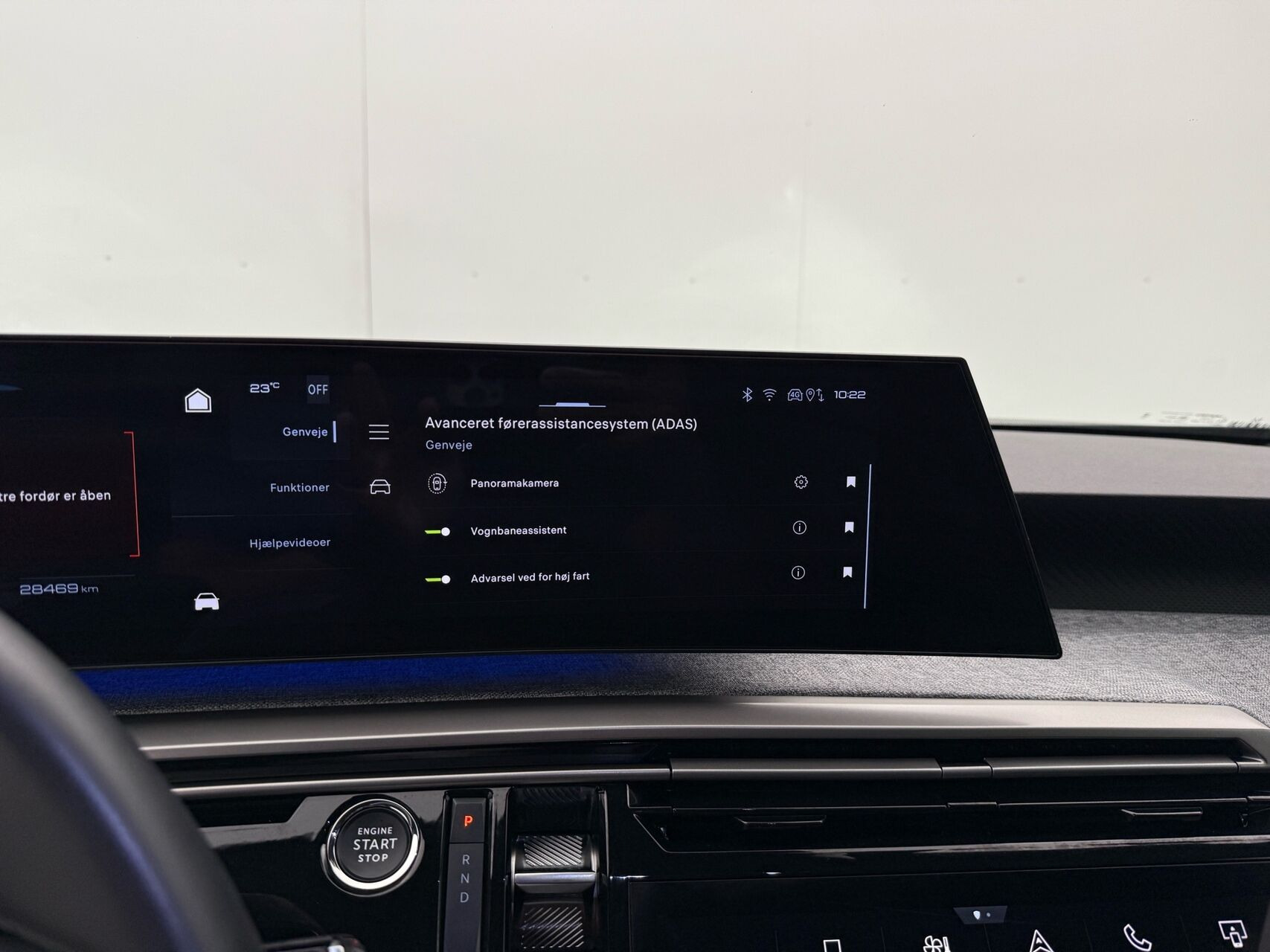 Blå Peugeot e-3008 fra 2025