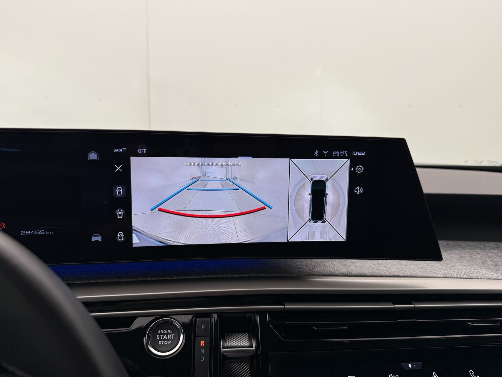 Blå Peugeot e-3008 fra 2025