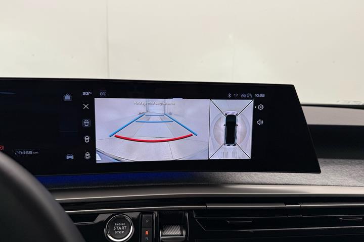 Blå Peugeot e-3008 fra 2025
