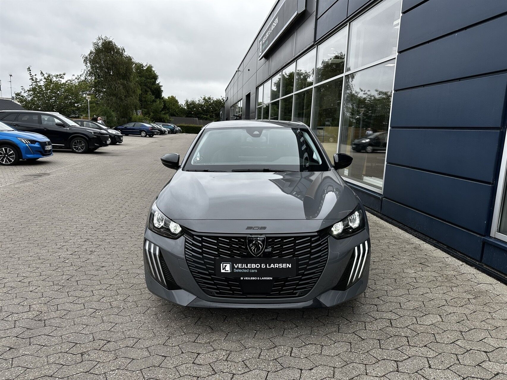 Grå Peugeot 208 fra 2025