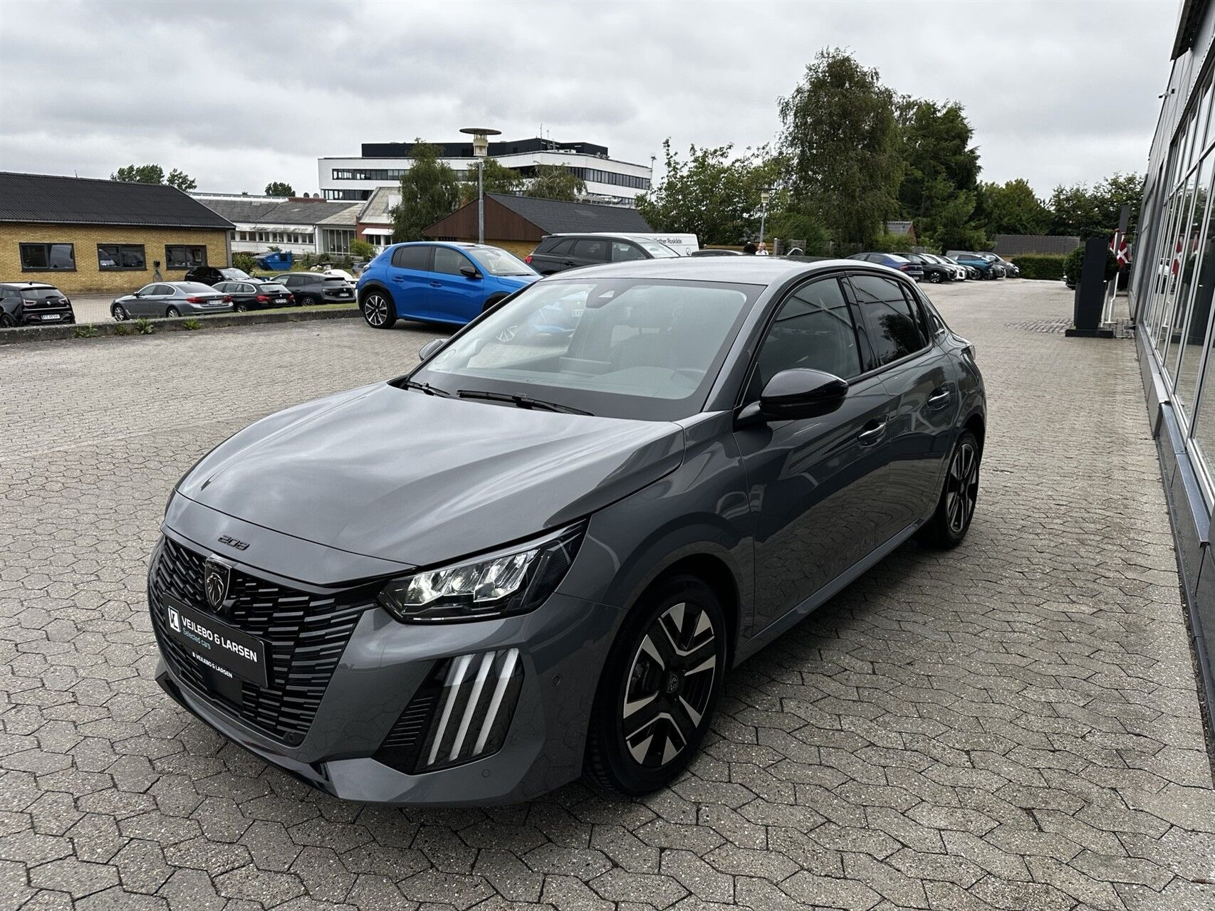 Grå Peugeot 208 fra 2025