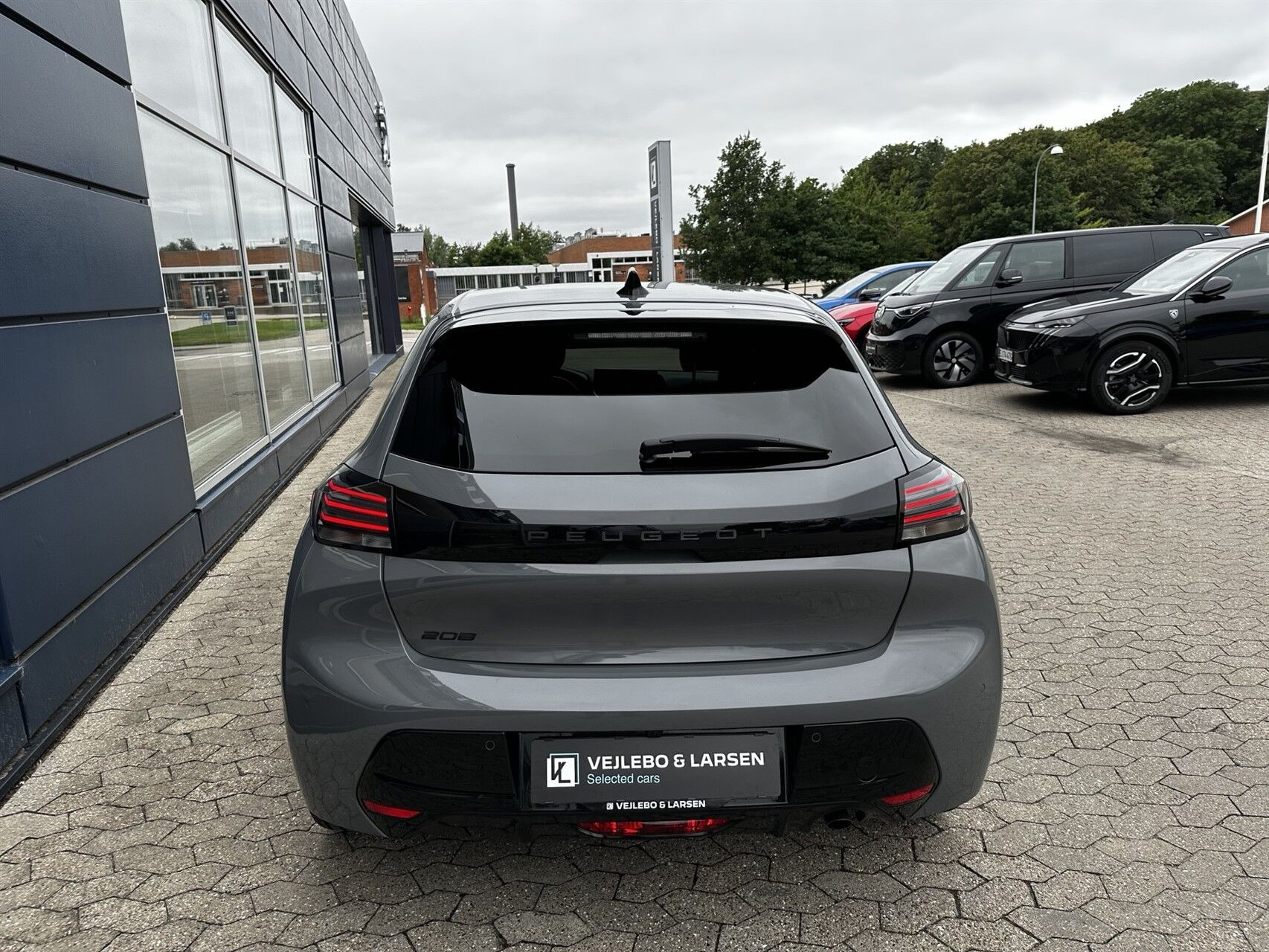 Grå Peugeot 208 fra 2025