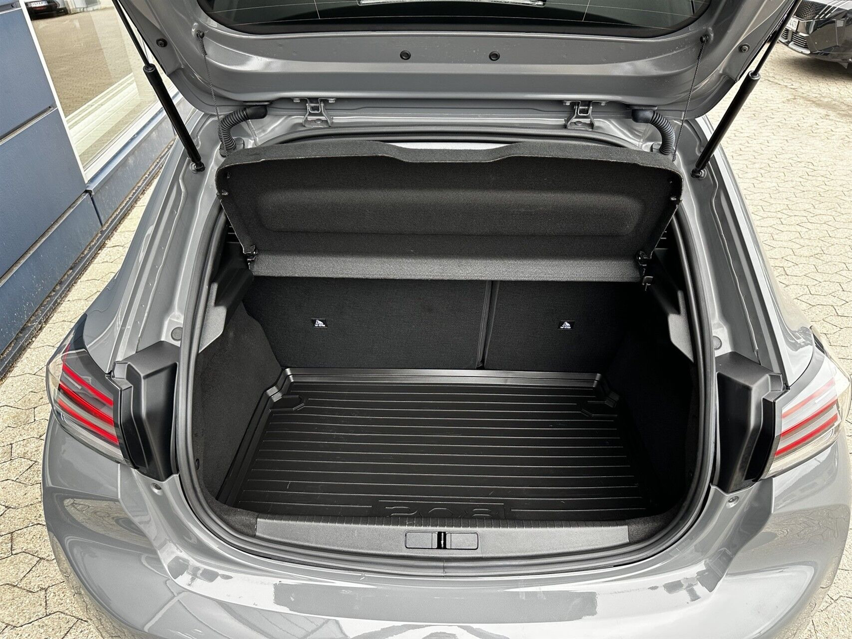 Grå Peugeot 208 fra 2025