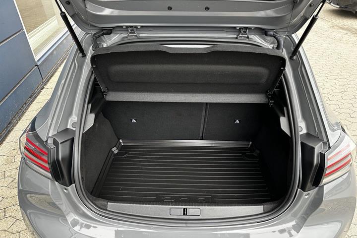Grå Peugeot 208 fra 2025