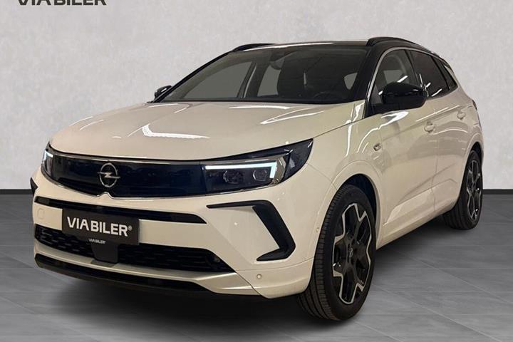 Hvid Opel Grandland X fra 2022 set udefra