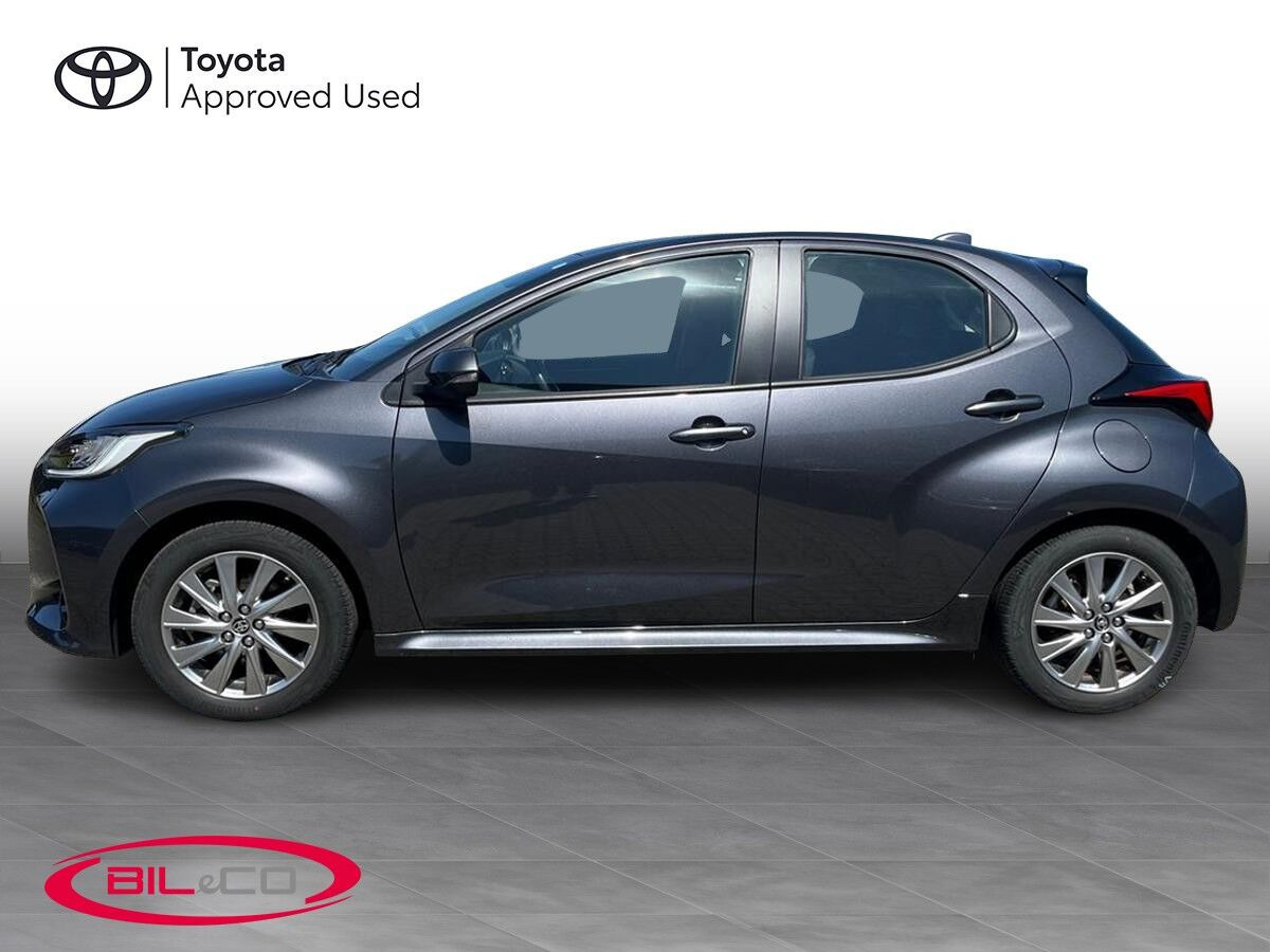 Grå Toyota Yaris fra 2023