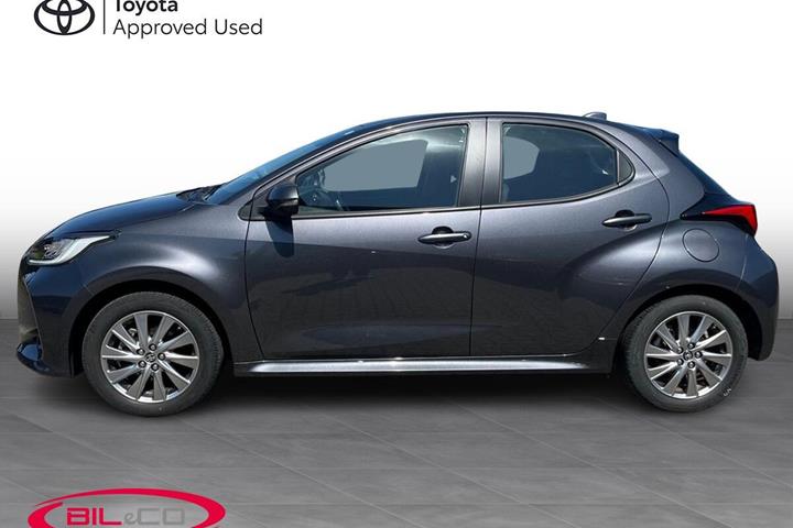 Grå Toyota Yaris fra 2023