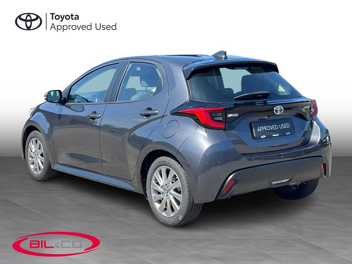 Grå Toyota Yaris fra 2023