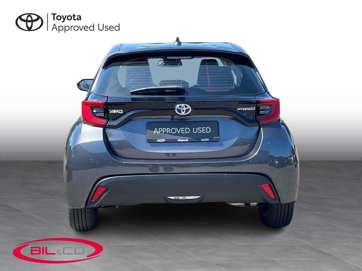 Grå Toyota Yaris fra 2023