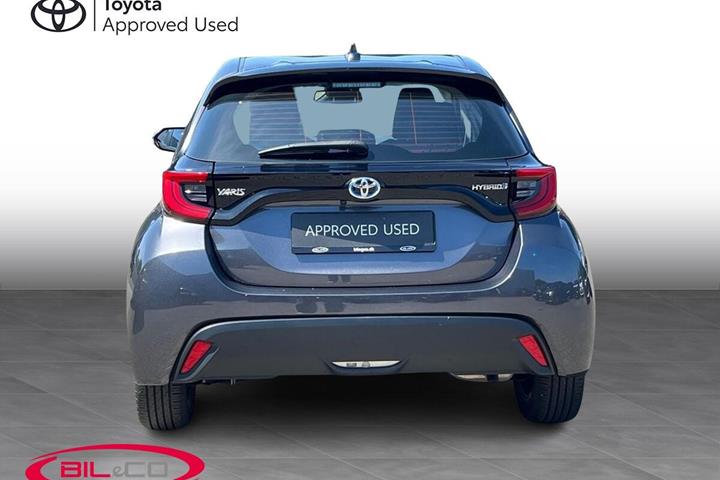 Grå Toyota Yaris fra 2023