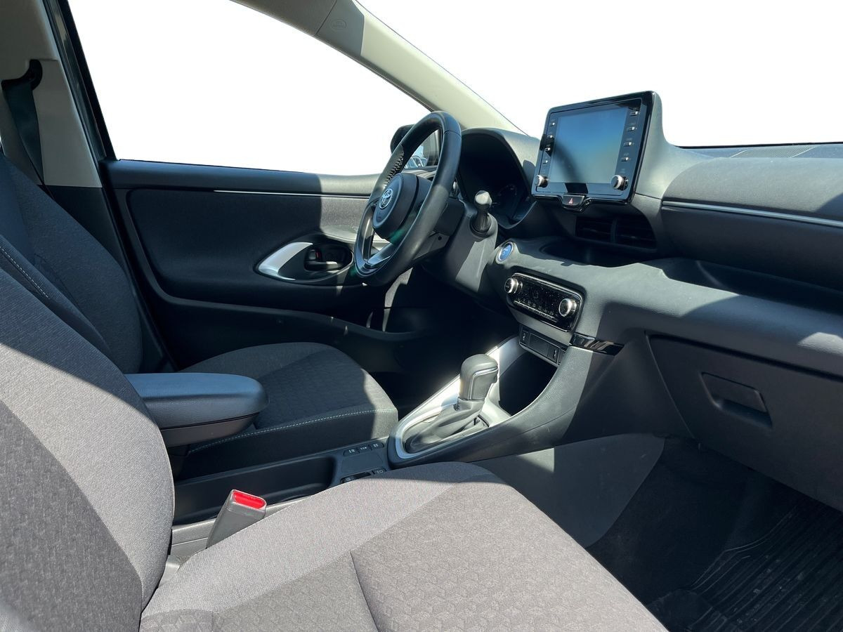Grå Toyota Yaris fra 2023