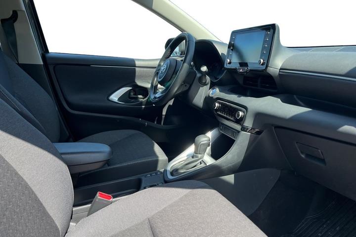 Grå Toyota Yaris fra 2023