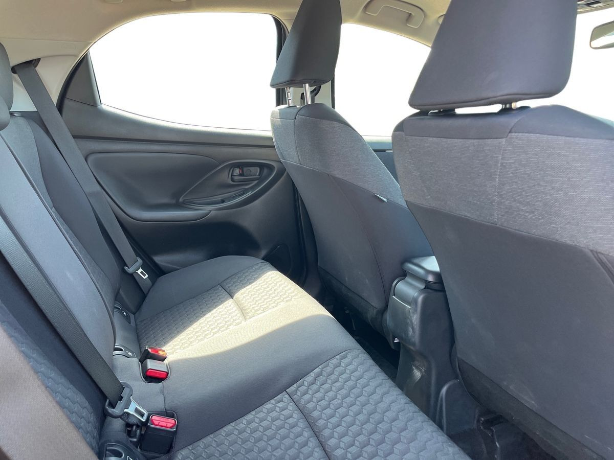 Grå Toyota Yaris fra 2023