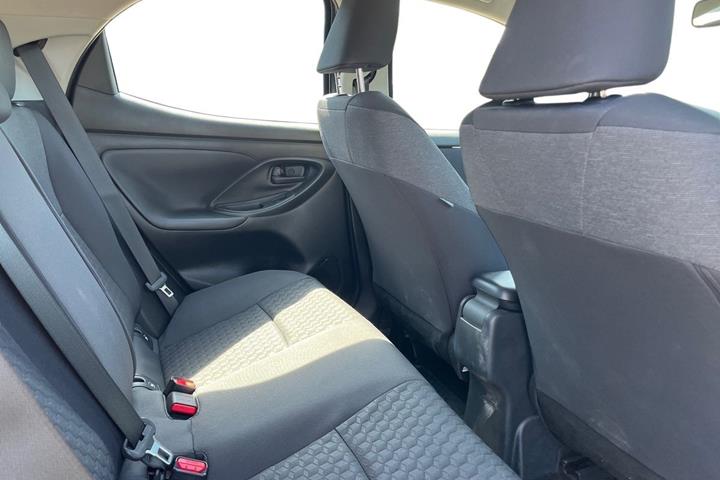 Grå Toyota Yaris fra 2023