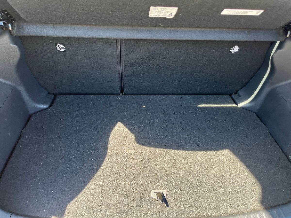 Grå Toyota Yaris fra 2023