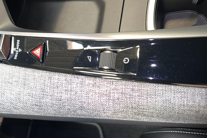 Hvid Peugeot e-3008 fra 2024