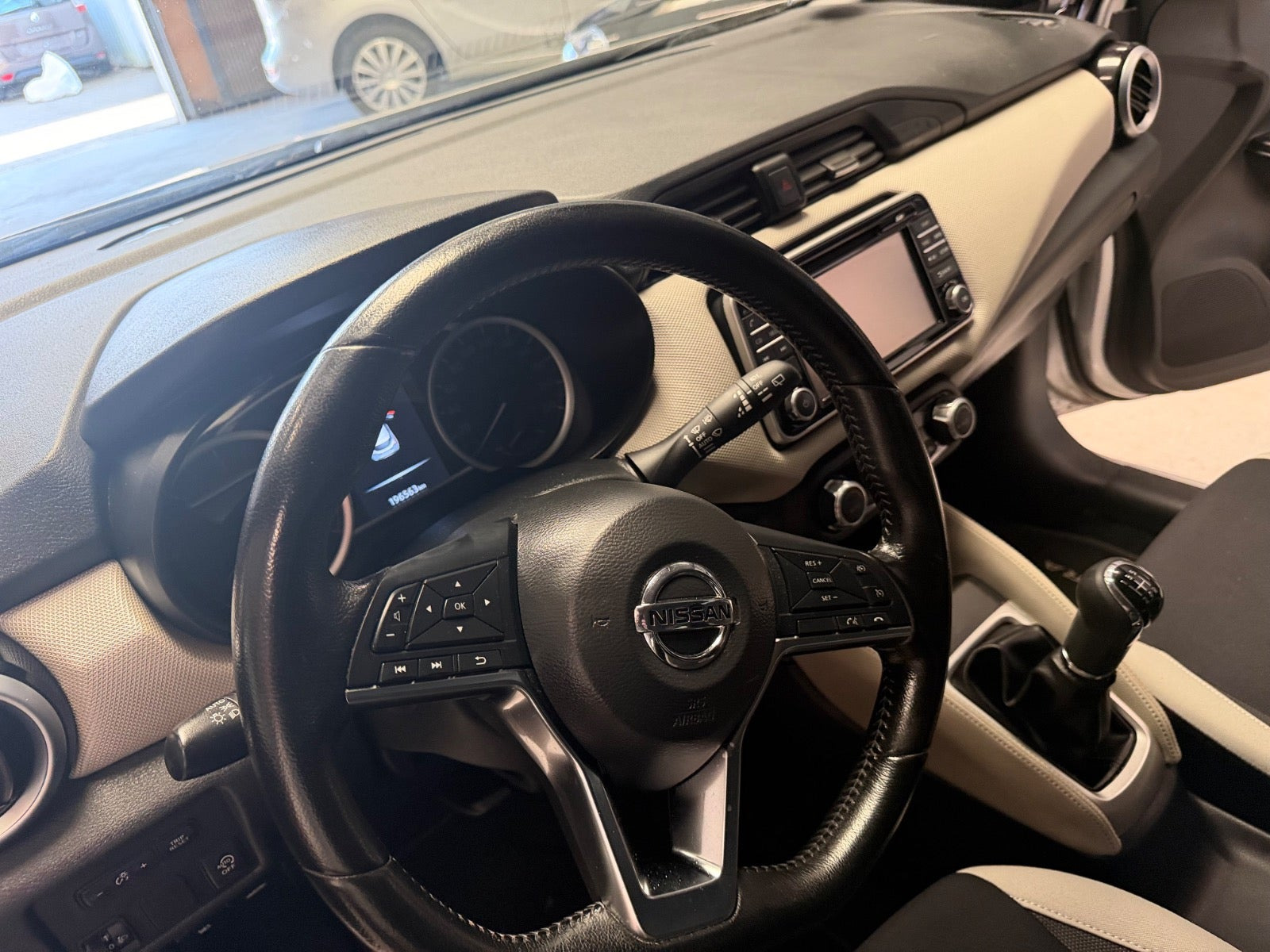 Sølv Nissan Micra fra 2017