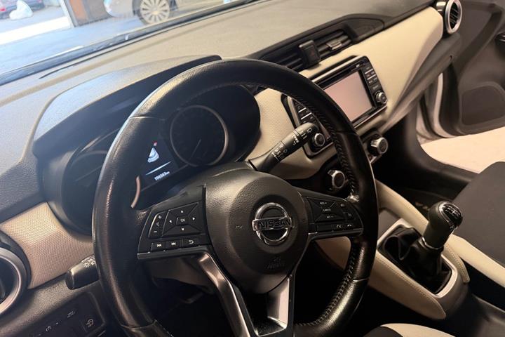 Sølv Nissan Micra fra 2017