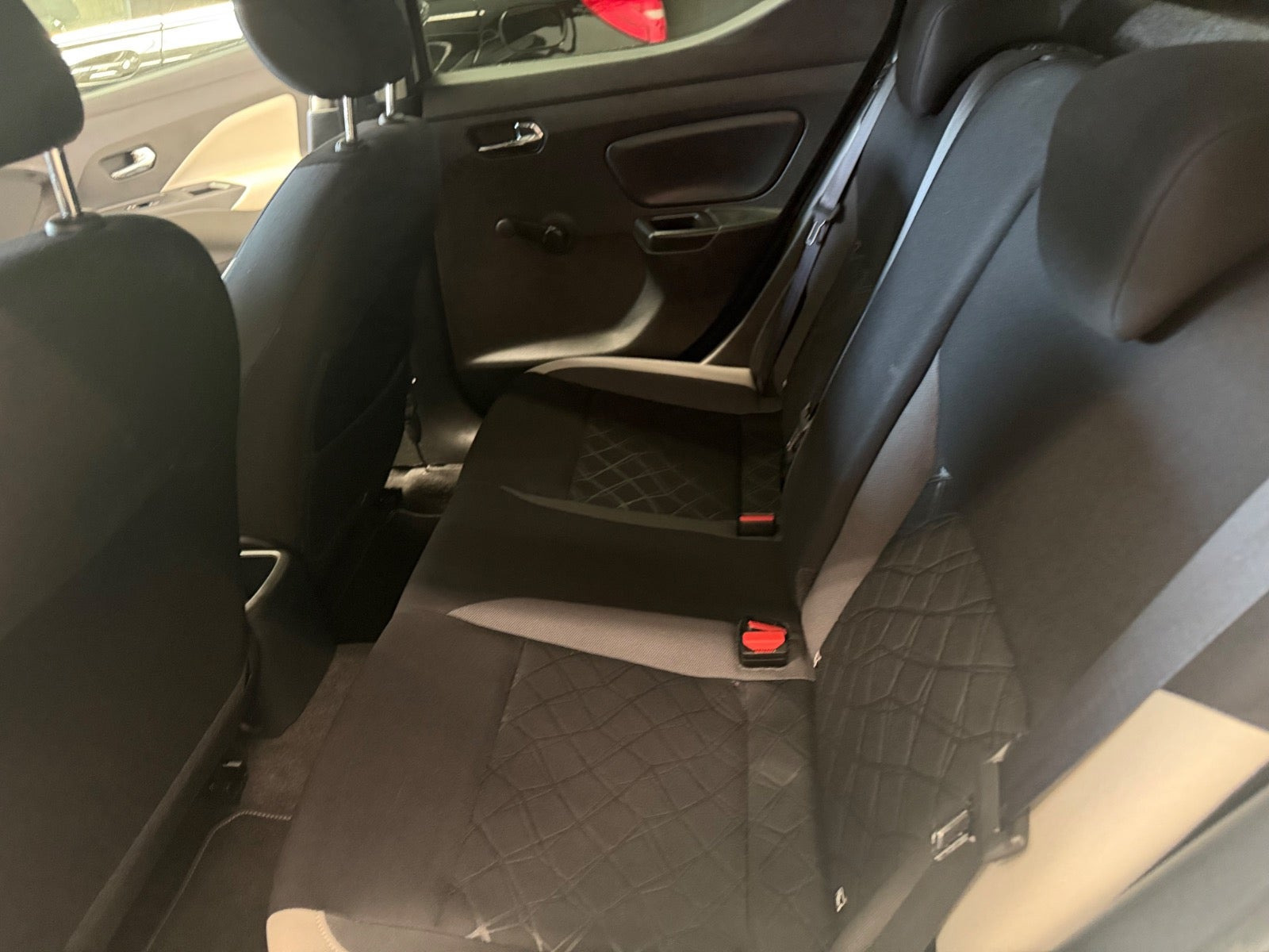 Sølv Nissan Micra fra 2017