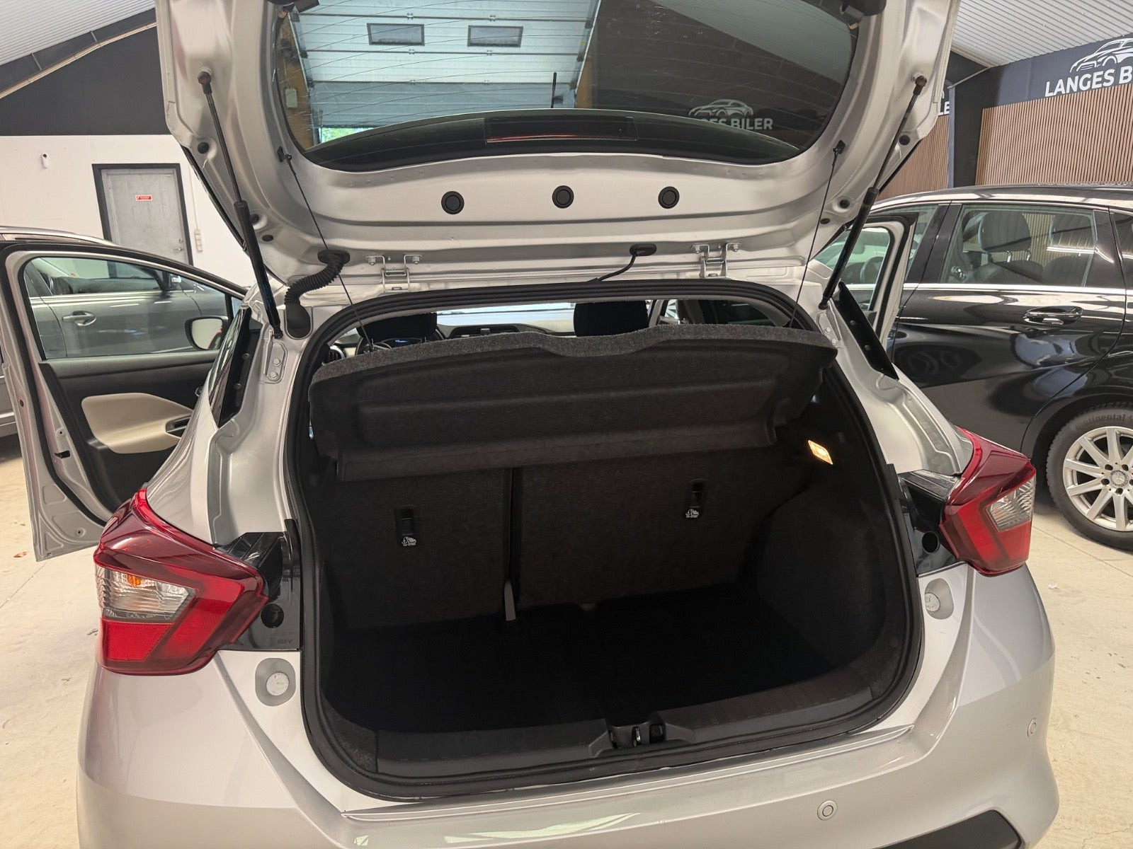 Sølv Nissan Micra fra 2017