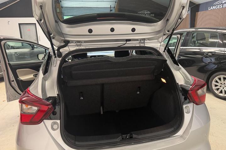 Sølv Nissan Micra fra 2017