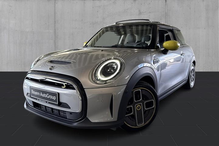 Sølv Mini Cooper SE fra 2023 set udefra