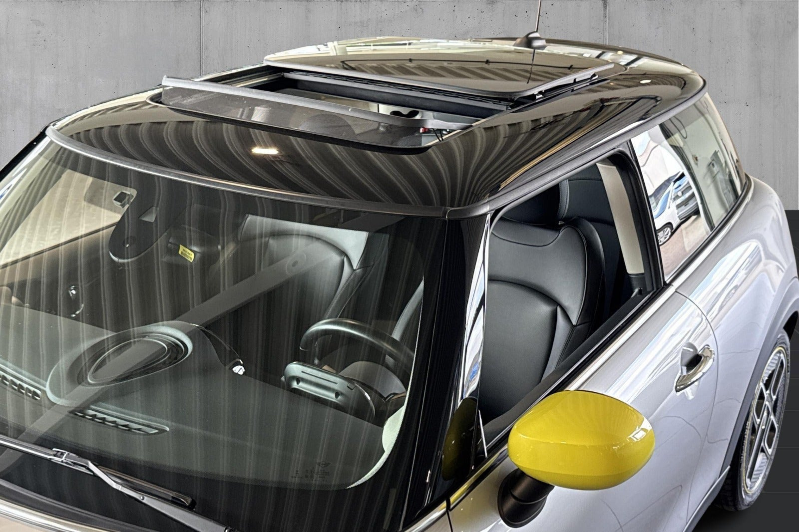 Sølv Mini Cooper SE fra 2023