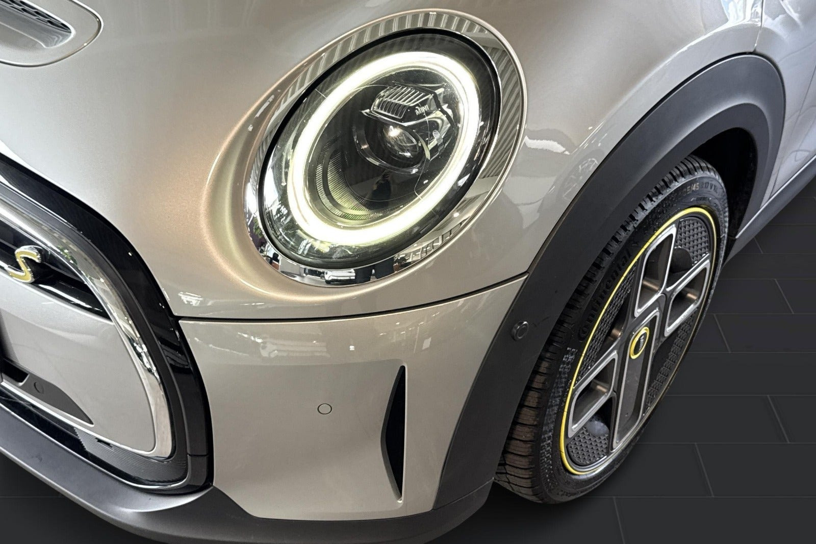 Sølv Mini Cooper SE fra 2023