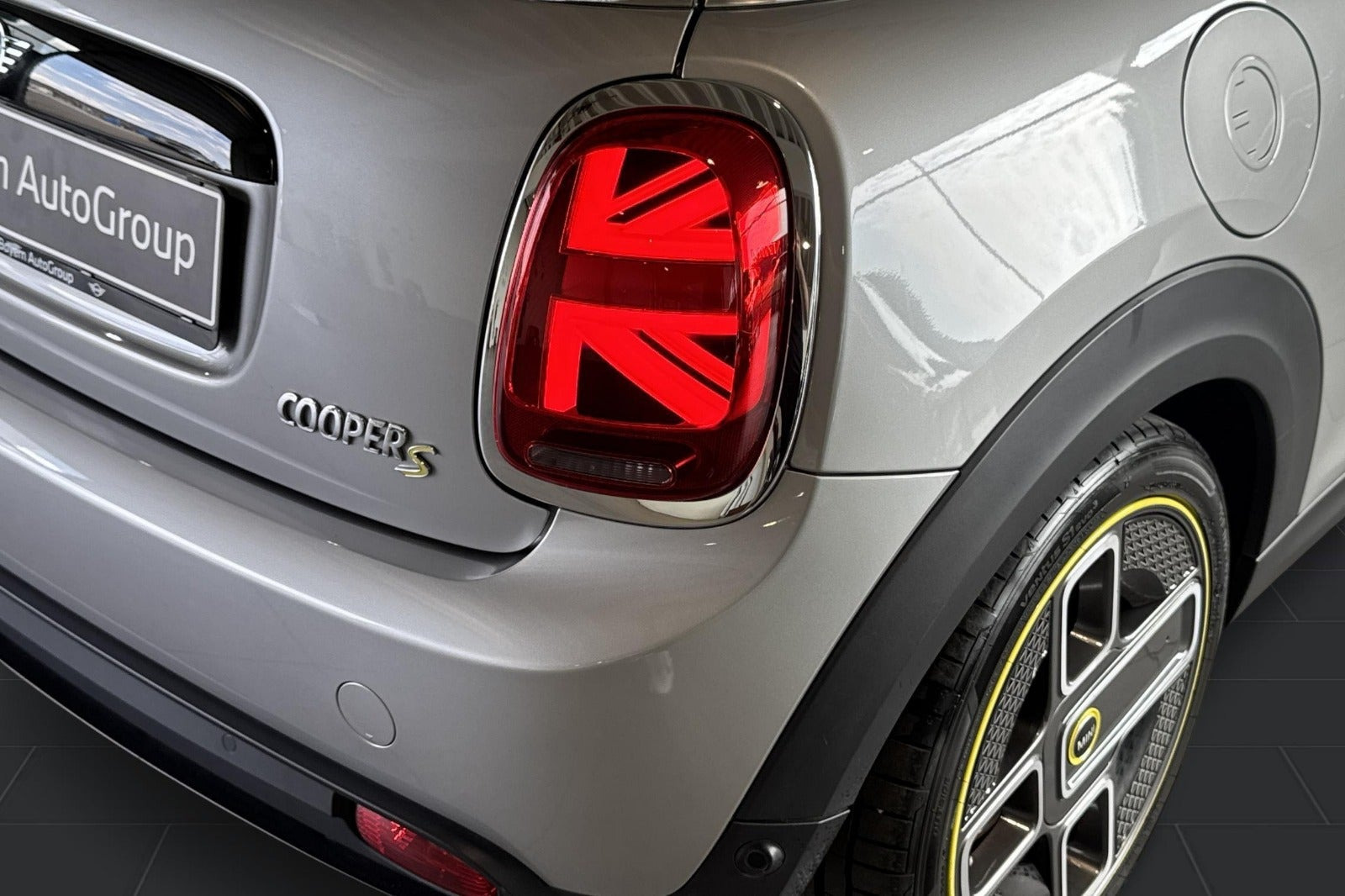 Sølv Mini Cooper SE fra 2023