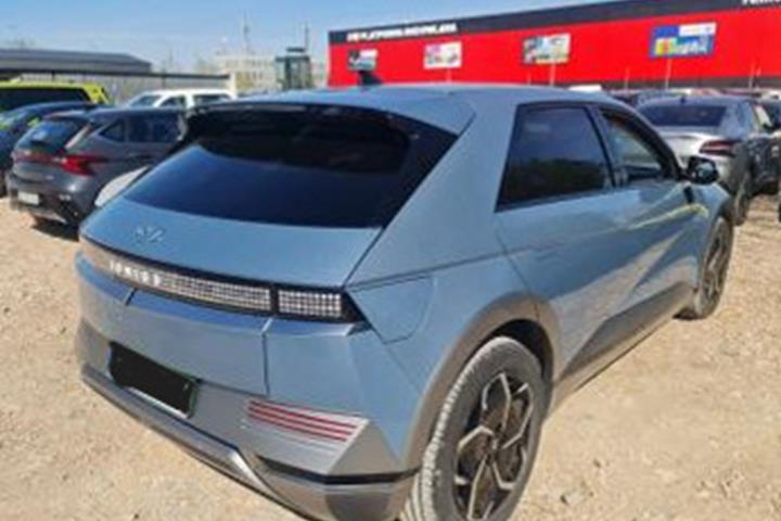 Blå Hyundai Ioniq 5 fra 2024