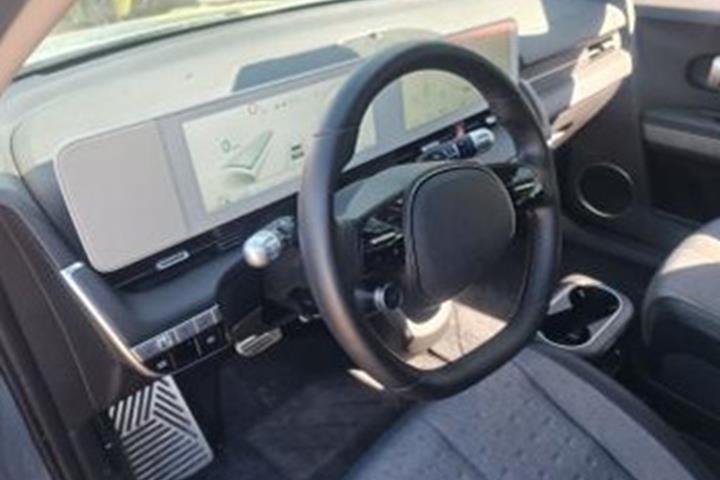 Blå Hyundai Ioniq 5 fra 2024